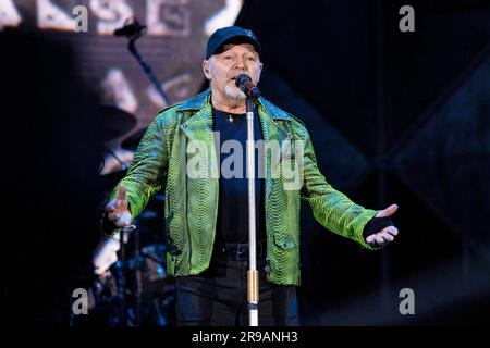 Il cantautore italiano Vasco Rossi si esibisce dal vivo sul palco dello Stadio Olimpico di Roma. Foto Stock