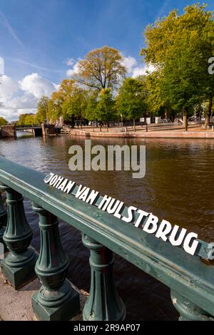 Amsterdam, NL - 11 ottobre 2021: Johan van Hulstbrug nel giardino Hortus Botanicus nel quartiere Plantage di Amsterdam, Paesi Bassi. Foto Stock