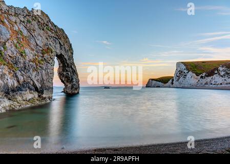 La Durdle Door, parte della Jurassic Coast nel Devon, Inghilterra, dopo il tramonto Foto Stock