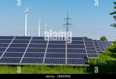 Turbine eoliche, tralicci elettrici e celle solari viste in Germania Foto Stock