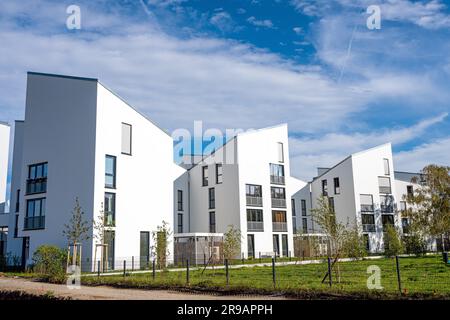 Bianca e moderna townhouses visto a Berlino, Germania Foto Stock