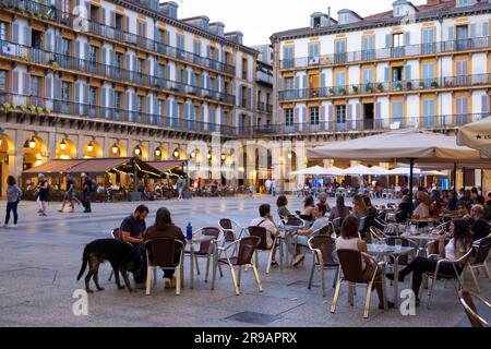 Constitución Plaza nella città vecchia con caffè e persone, Donostia–San Sebastián, Basco, Spagna Foto Stock