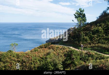 Cammina lungo la costa dalla spiaggia di Zurriola fino a Pasia, Donostia-San Sebastián, Baschi, Spagna Foto Stock