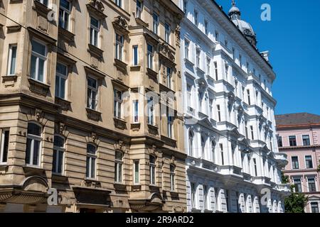 Appartamenti ristrutturati in vecchi edifici visti a Vienna, Austria Foto Stock