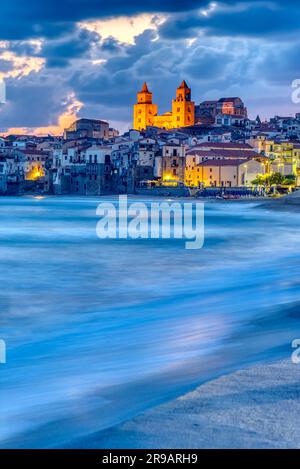 Bellissima Cefalù sulla costa nord della Sicilia di fronte all'alba Foto Stock