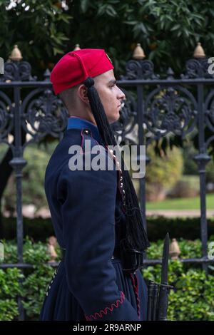 Atene, Grecia - 24 novembre 2021: Giovani Evzones in formazione sul retro di Piazza Syntagma. Gli Evzones sono le guardie presidenziali nazionali greche. Foto Stock