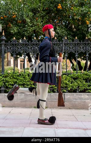 Atene, Grecia - 24 novembre 2021: Giovani Evzones in formazione sul retro di Piazza Syntagma. Gli Evzones sono le guardie presidenziali nazionali greche. Foto Stock