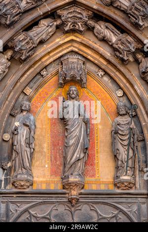 Incisioni sulla porta della Basilica di San Servazio a Maastricht, Paesi Bassi. Il complesso fu costruito intorno al VII secolo. Foto Stock