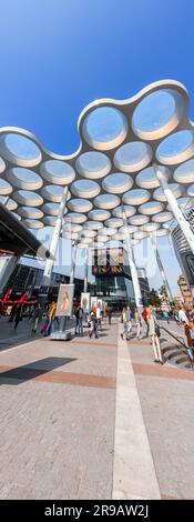 Utrecht, NL - 9 ottobre 2021: La stazione centrale di Utrecht è il fulcro di transito che integra due parcheggi per biciclette, due stazioni degli autobus, due fermate del tram e il centro di Foto Stock