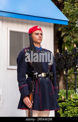 Atene, Grecia - 24 novembre 2021: Giovani Evzones in formazione sul retro di Piazza Syntagma. Gli Evzones sono le guardie presidenziali nazionali greche. Foto Stock