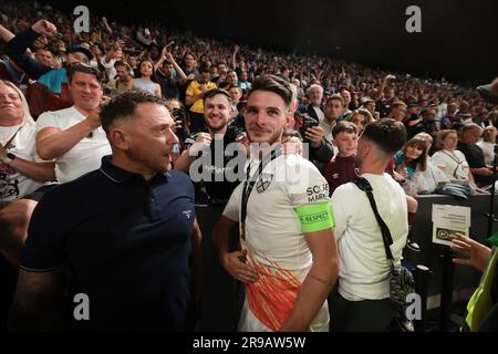 Praga, Repubblica Ceca, 7 giugno 2023. Declan Rice del West Ham United festeggia con i tifosi dopo la vittoria del 2-1 nella partita UEFA Europa Conference League all'Eden Arena di Praga. Il credito fotografico dovrebbe leggere: Jonathan Moscrop / Sportimage Foto Stock