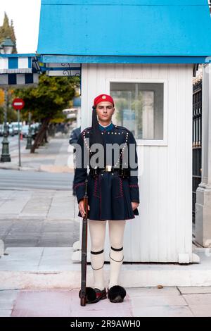 Atene, Grecia - 24 novembre 2021: Giovani Evzones in formazione sul retro di Piazza Syntagma. Gli Evzones sono le guardie presidenziali nazionali greche. Foto Stock