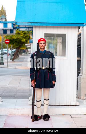 Atene, Grecia - 24 novembre 2021: Giovani Evzones in formazione sul retro di Piazza Syntagma. Gli Evzones sono le guardie presidenziali nazionali greche. Foto Stock