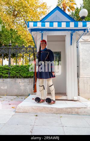 Atene, Grecia - 24 novembre 2021: Giovani Evzones in formazione sul retro di Piazza Syntagma. Gli Evzones sono le guardie presidenziali nazionali greche. Foto Stock