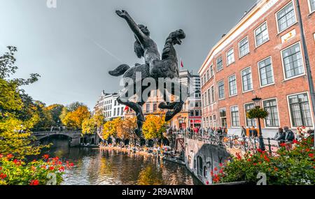 Utrecht, NL - 9 ottobre 2021: Edifici tradizionali olandesi e vista sulla strada intorno ai bellissimi canali della città di Utrecht, provincia di Utrecht nei Paesi Bassi Foto Stock