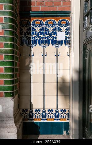 Frammento di tradizionali piastrelle olandesi in ceramica, delftware da un edificio decorato Foto Stock