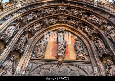 Incisioni sulla porta della Basilica di San Servazio a Maastricht, Paesi Bassi. Il complesso fu costruito intorno al VII secolo. Foto Stock