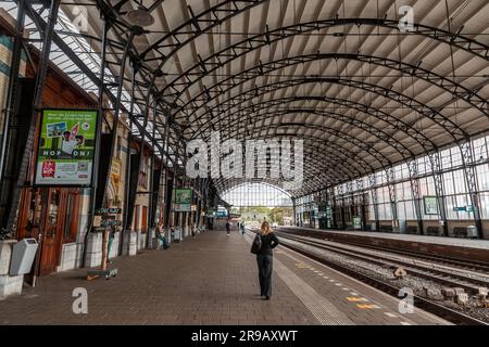 Amsterdam, Paesi Bassi - 14 ottobre 2021: Vista dalla stazione centrale di Haarlem. Treni e autobus trasportano passeggeri da e verso la città olandese Foto Stock