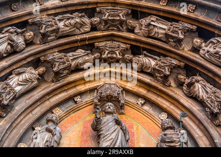 Incisioni sulla porta della Basilica di San Servazio a Maastricht, Paesi Bassi. Il complesso fu costruito intorno al VII secolo. Foto Stock