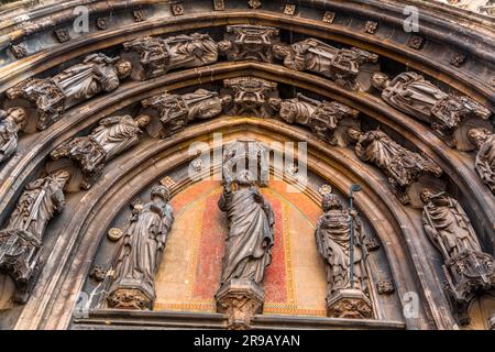 Incisioni sulla porta della Basilica di San Servazio a Maastricht, Paesi Bassi. Il complesso fu costruito intorno al VII secolo. Foto Stock