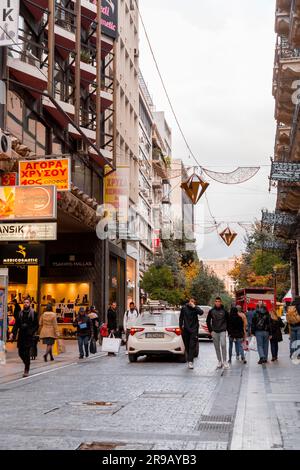 Atene, Grecia - 24 novembre 2021: Ermou o Hermes Street è una strada per lo shopping nel centro di Atene, che collega il sito archeologico di Kerameikos con il Syntag Foto Stock