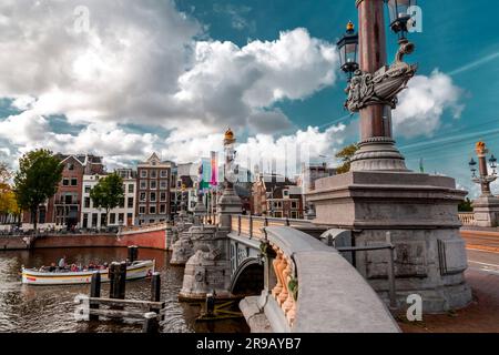 Amsterdam, NL - 11 ottobre 2021: Canali e tipica architettura olandese ad Amsterdam, una delle destinazioni turistiche più popolari in Europa. Foto Stock