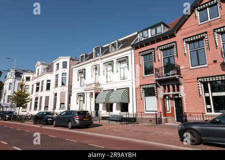 Utrecht, NL - 9 ottobre 2021: Vista sulla strada e i tradizionali edifici olandesi nel centro storico di Utrecht, capitale e città più popolosa del Foto Stock