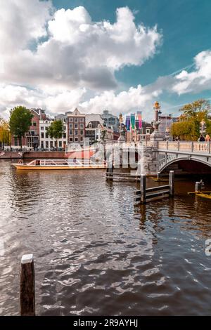 Amsterdam, NL - 11 ottobre 2021: Canali e tipica architettura olandese ad Amsterdam, una delle destinazioni turistiche più popolari in Europa. Foto Stock