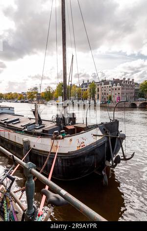 Amsterdam, NL - 11 ottobre 2021: Canali e tipica architettura olandese ad Amsterdam, una delle destinazioni turistiche più popolari in Europa. Foto Stock