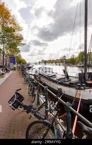 Amsterdam, NL - 11 ottobre 2021: Canali e tipica architettura olandese ad Amsterdam, una delle destinazioni turistiche più popolari in Europa. Foto Stock