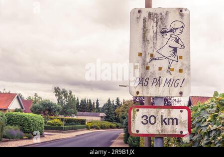 Segno danese con giocare i bambini su una strada Foto Stock