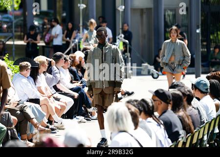 Parigi, Frankreich. 25 giugno 2023. SACAI Primavera Estate 2024 Runway durante la settimana della moda di Parigi il 2023 giugno - Parigi; Francia 25/06/2023 credito: dpa/Alamy Live News Foto Stock