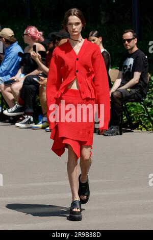 Parigi, Frankreich. 25 giugno 2023. SACAI Primavera Estate 2024 Runway durante la settimana della moda di Parigi il 2023 giugno - Parigi; Francia 25/06/2023 credito: dpa/Alamy Live News Foto Stock