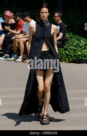 Parigi, Frankreich. 25 giugno 2023. SACAI Primavera Estate 2024 Runway durante la settimana della moda di Parigi il 2023 giugno - Parigi; Francia 25/06/2023 credito: dpa/Alamy Live News Foto Stock