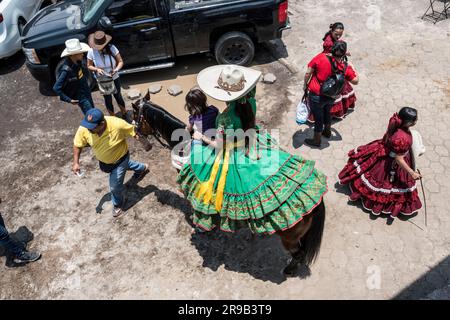 Donne concorrenti e famiglia in una Charreria tradizionale a città del Messico, Messico Foto Stock