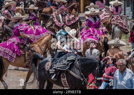 Donne concorrenti e famiglia in una Charreria tradizionale a città del Messico, Messico Foto Stock