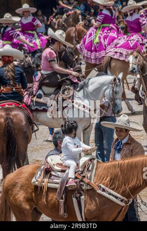 Donne concorrenti e famiglia in una Charreria tradizionale a città del Messico, Messico Foto Stock