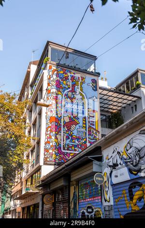 Atene, Grecia - 25 novembre 2021: Arte muraria che copre una facciata piatta di un edificio in una strada centrale di Atene, la capitale greca. Foto Stock