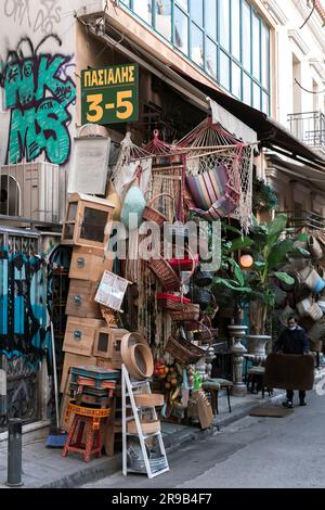 Atene, Grecia - 25 novembre 2021: Cesti tradizionali fatti a mano e articoli per la casa venduti in un negozio di cesti ad Atene, Grecia. Foto Stock