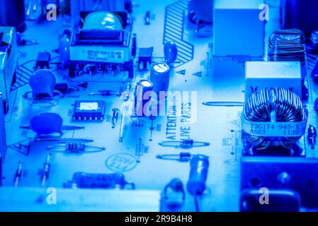 Scheda di microcircuito con chip e condensatori in colore blu Foto Stock