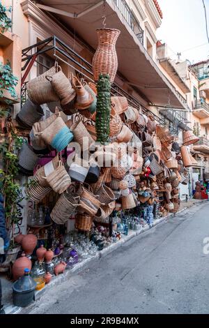 Atene, Grecia - 25 novembre 2021: Cesti tradizionali fatti a mano e articoli per la casa venduti in un negozio di cesti ad Atene, Grecia. Foto Stock