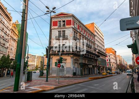 Atene, Grecia - 27 novembre 2021: Edifici classici per le strade di Atene, la capitale greca. Foto Stock