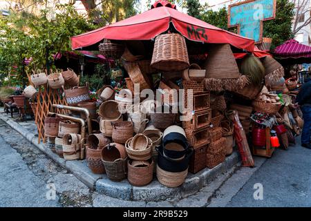 Atene, Grecia - 25 novembre 2021: Cesti tradizionali fatti a mano e articoli per la casa venduti in un negozio di cesti ad Atene, Grecia. Foto Stock