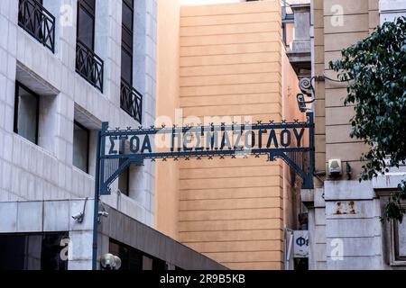 Atene, Grecia - 27 novembre 2021: Edifici classici per le strade di Atene, la capitale greca. Foto Stock