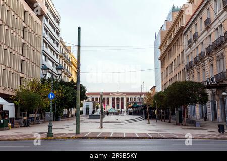 Atene, Grecia - 27 novembre 2021: Piazza Klathmonos, il centro storico di Atene. Foto Stock