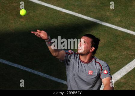 25 giugno 2023; Cinch Championships, Queens Club, West Kensington, Londra, Inghilterra: Cinch Championships Queens Club, 7° giorno; Gordon Reid (GBR) serve Joachim Gerard (BEL) Foto Stock