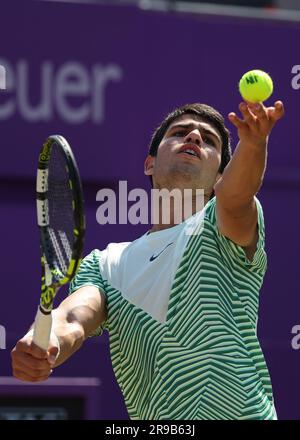 25 giugno 2023; Cinch Championships, Queens Club, West Kensington, Londra, Inghilterra: Cinch Championships Queens Club, 7° giorno; Carlos Alcaraz (ESP) serve ad Alex De Minaur (AUS) Foto Stock