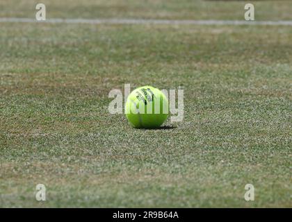 25 giugno 2023; Cinch Championships, Queens Club, West Kensington, Londra, Inghilterra: Cinch Championships Queens Club, 7° giorno; 2023 Wimbledon Championships ball sul campo centrale Foto Stock