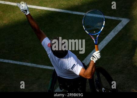 25 giugno 2023; Cinch Championships, Queens Club, West Kensington, Londra, Inghilterra: Cinch Championships Queens Club, 7° giorno; Stephane Houdet (fra) serve Alfie Hewett (GBR) Foto Stock