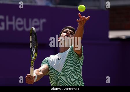 25 giugno 2023; Cinch Championships, Queens Club, West Kensington, Londra, Inghilterra: Cinch Championships Queens Club, 7° giorno; Carlos Alcaraz (ESP) serve ad Alex De Minaur (AUS) Foto Stock